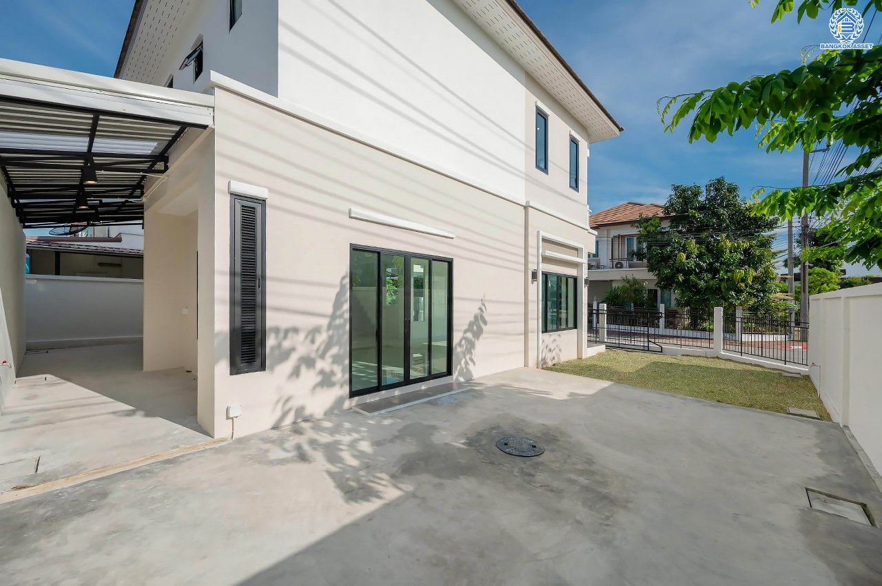 บ้านมือสองตกแต่งใหม่ โครงการ รติรมย์ ฟิฟท์ ราชพฤกษ์-ปิ่นเกล้า หลังมุม เนื้อที่ 57.5 ตร.ว. ฟังก์ชัน 3 ห้องนอน 3 ห้องน้ำ 2 ที่จอดรถ บรรยากาศเป็นส่วนตัว บนทำเลยอดนิยม เชื่อมต่อถนนสวนผัก, ถนนราชพฤกษ์, ถนนบางกรวย-ไทรน้อย ใกล้เซ็นทรัลเวสต์วิลล์ และจุดขึ้นทางด่วน "ศรีรัช"